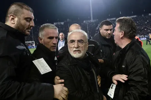 L'hommes d'affaires greco-russe Ivan Savvidis (au centre) a envahi la pelouse arme à la ceinture.