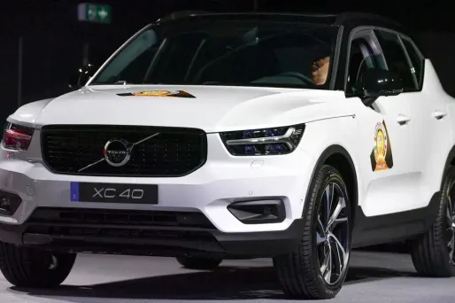 Le Volvo XC40 succède au Peugeot 3008, qui fut l'an dernier le premier SUV à remporter ce trophée très convoité par les constructeurs.