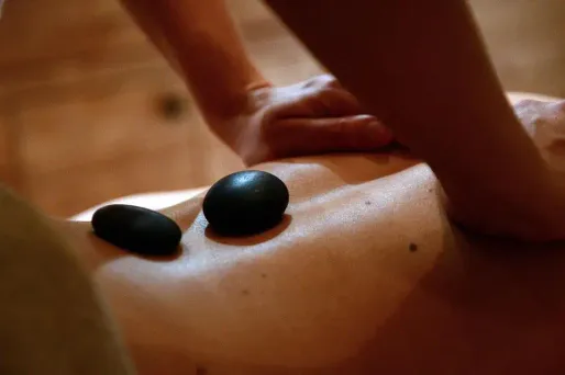 Les établissements proposaient des massages avec des "charmantes masseuses asiatiques". Photo d'illustration.