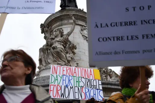 Ils étaient plusieurs centaines à manifester à Paris pour les droits des femmes jeudi.