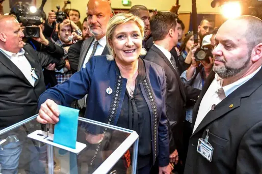 Comme le reste des militants, Marine Le Pen a voté sur la position du parti, samedi, à Lille;