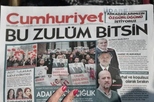 Les deux journalistes du quotidien d'opposition "Cumhuriyet" ont été jugés pour des accusations d'aide à des groupes "terroristes".