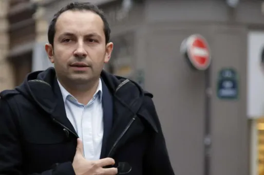 "Un élu portant son écharpe tricolore ne peut être agressé de la sorte", a réagi Sébastien Chenu.