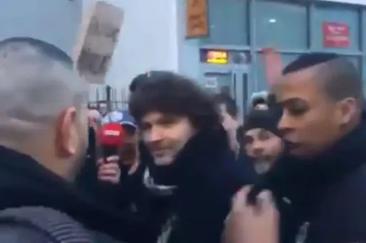 Sur cette vidéo, on peut entendre les manifestants crier "assassin" et lancer des projectiles en direction du chanteur, entouré de vigiles.