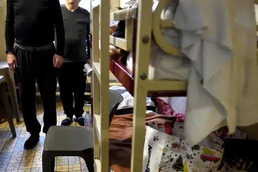 Adeline Hazan estime que les conditions de détention indignes alimentent l'insécurité et font obstacle à la réinsertion des détenus.