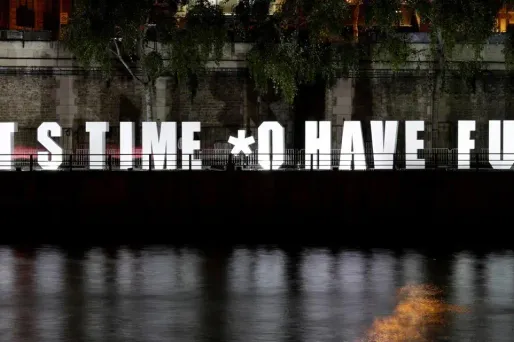 La Nuit Blanche est une manifestation d'art contemporain publique, gratuite et nocturne organisée par la Mairie de Paris depuis 2002.