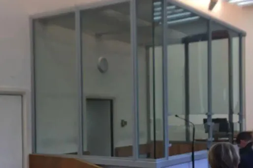 Ces box fermés où se trouvent les prévenus pendant leur procès sont qualifiés de "cages de verres" par leurs opposants.