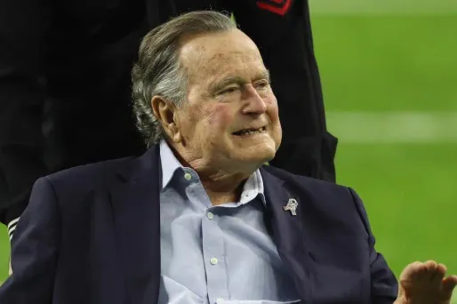 George H. W. Bush est contraint à se déplacer depuis plusieurs années en fauteuil roulant.