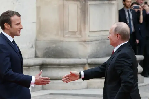 Emmanuel Macron, ici avec Vladimir Poutine, prévoit de se rendre en Russie fin mai. (image d'archive)