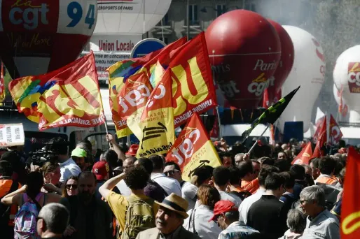 Plusieurs milliers de personnes ont défilé contre la politique d'Emmanuel Macron.