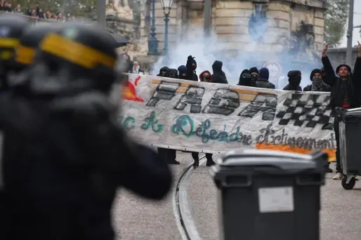 Des projectiles ont été tirés vers les dizaines de policiers et CRS déployés qui ont répliqué par des tirs de gaz lacrymogènes.