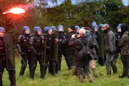 Après neuf jours d'évacuations, les gendarmes déblayaient toujours les routes et tentaient de maintenir l'ordre dans la Zad.