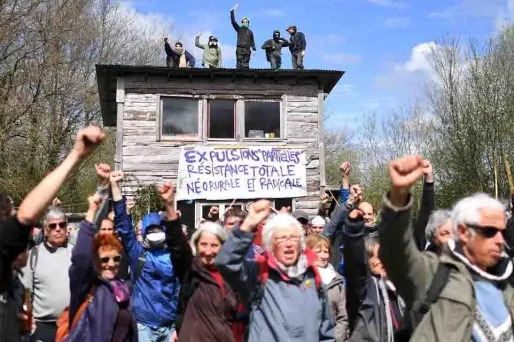 Les dossiers déposés par plusieurs zadistes vont être examinés à partir du 14 mai par la préfecture. Ceux qui n'en ont pas déposé seront ensuite évacués.
