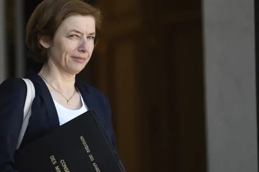 "Ces informations, qu'elles soient vraies ou fausses, sont classifiées, je ne les commenterai pas", a réagi la ministre.