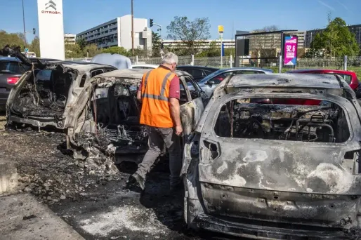 Le procureur a évoqué les "millions d'euros de dégâts" avec les voitures de police et les poubelles incendiées.