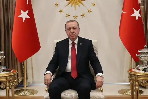 La révision constitutionnelle permet à Recep Tayyip Erdogan, âgé de 64 ans, de briguer deux nouveaux mandats présidentiels de cinq ans.