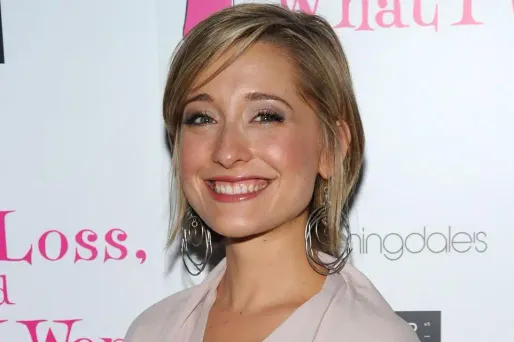L'actrice tenait le rôle de Chloe Sullivan dans Smallville.