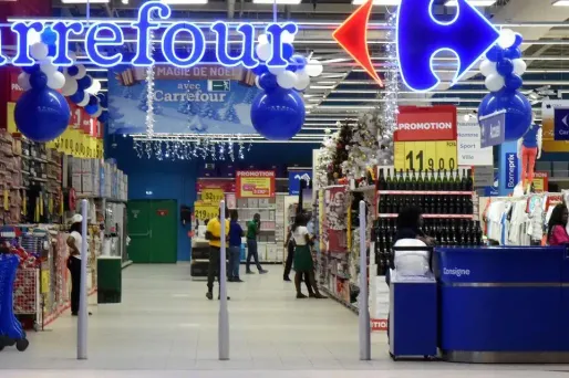 Au moins 300 magasins intégrés avaient été touchés samedi - avec des barrages filtrants, des blocages ou des fermetures - par la grève lancée par FO et la CFDT, et relayée séparément par la CGT.