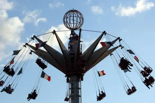 Le vent a rendu les nacelles du manège chancelantes.