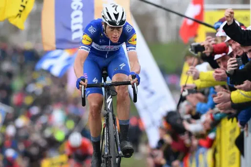 Terpstra, 33 ans, a devancé le champion du Danemark Mads Pedersen pour s'offrir son deuxième monument après Paris-Roubaix en 2014.