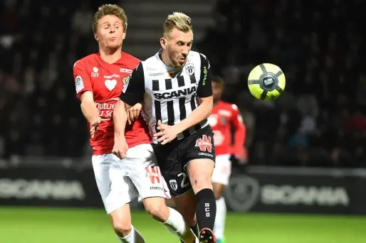 Les Angevins, à droite, ont fait un grand pas vers le maintien.