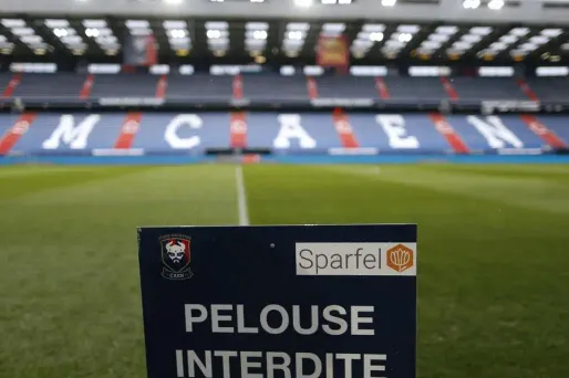 La pelouse a été jugée impraticable à Caen.