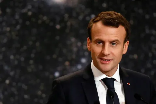 Le président gagne un point mais reste à 45% d'opinions favorables.