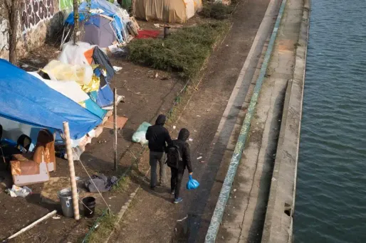 migrants paris canal saint martin 1280