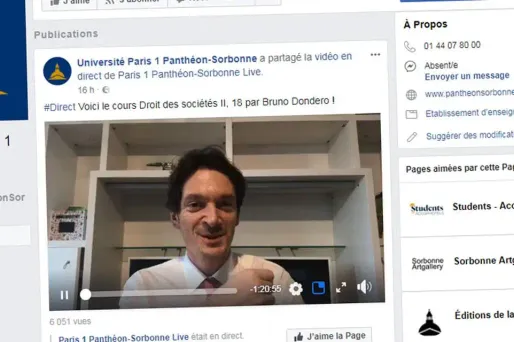 Les cours sont diffusés sur Facebook Live.