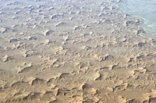 En passant sur le sable du Sahara, le vent a soulevé de fines particules et les a emportées avec lui.