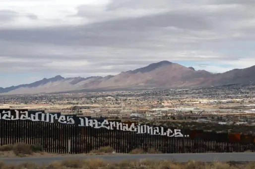 La Garde nationale américaine devrait rester à la frontière jusqu'à la construction du mur.