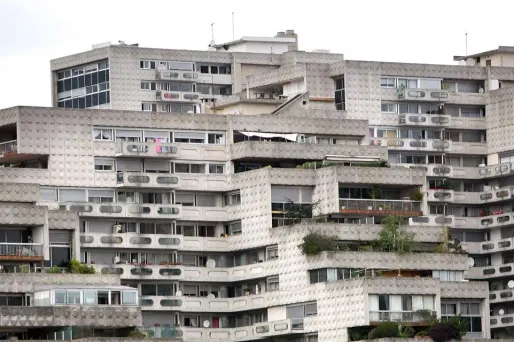 La mère de famille et sa fille ont chuté du 8e étage. (illustration)