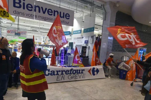 Samedi, certains hypermarchés étaient complètement bloqués, comme ici, à Marseille, dans les Bouches-du-Rhône.