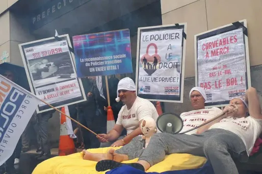 Les policiers s'étaient habillés en pyjama, mardi devant un commissariat du XIIIe arrondissement de Paris.