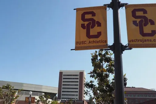 Quelque 200 ex-étudiantes ont contacté une ligne téléphonique dédiée aux informations ou plaintes sur le praticien.