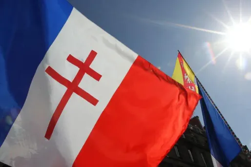 drapeau croix de Lorraine, France libre crédit : KENZO TRIBOUILLARD / AFP - 1280