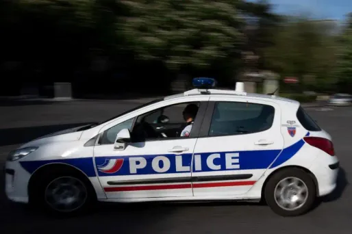 Les quatre policiers en civil ont été pris pour cible par plusieurs individus à Grenoble.