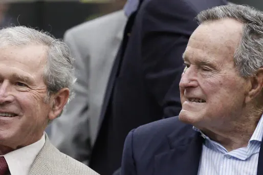 George H. W. Bush (à droite) est le père de George W. Bush.