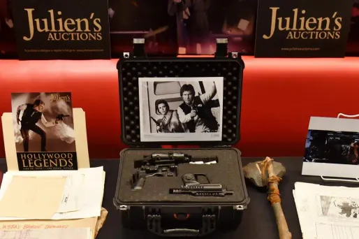 Le faux pistolet est estimé entre 300.000 et 500.000 dollars, mais pourrait se vendre bien au-delà.