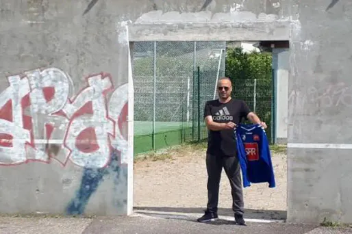 Le vieux mur en béton où Olivier Giroud s’entraînait seul, avec acharnement, se souvient de ce joueur unique en son genre.