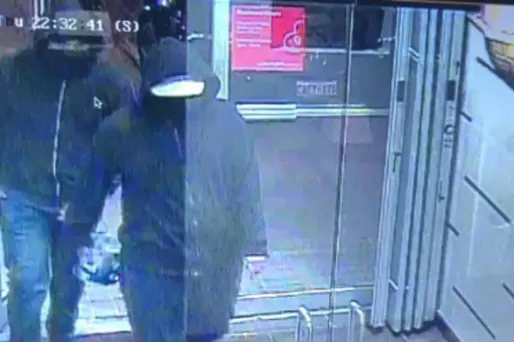 Les autorités recherchent activement deux personnes.