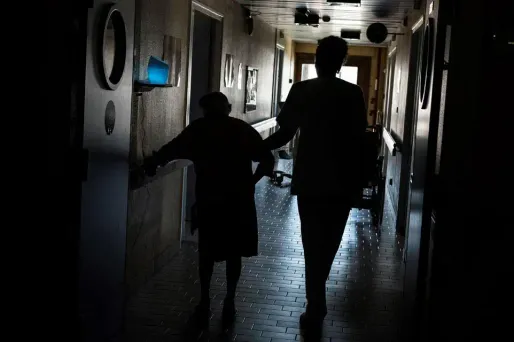 La population française compte environ 1,5 million de personnes de plus de 85 ans. Il y en aura 5 millions à l'horizon 2050.