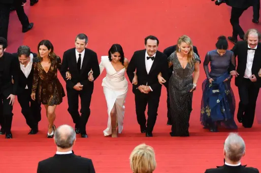 Gilles Lellouche avec le casting du "Grand bain", dimanche à Cannes.