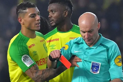 Mi-janvier, Tony Chapron avait taclé le joueur nantais Diego Carlos après avoir été déséquilibré.