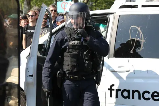 Un policier a été blessé sans gravité, mais il a été néanmoins conduit à l'hôpital, a précisé la préfecture.