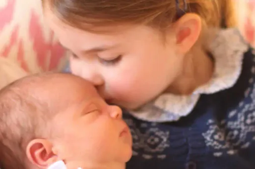 Le prince Louis aux côtés de sa soeur Charlotte.