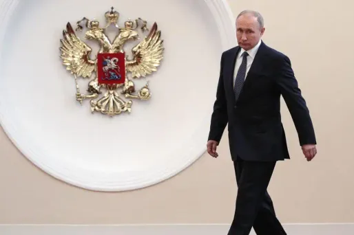 Vladimir Poutine a prêté serment, main sur la Constitution, pour un quatrième mandat de président.