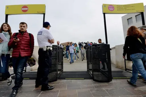 Venise teste des portiques pour réguler l'afflux de touristes