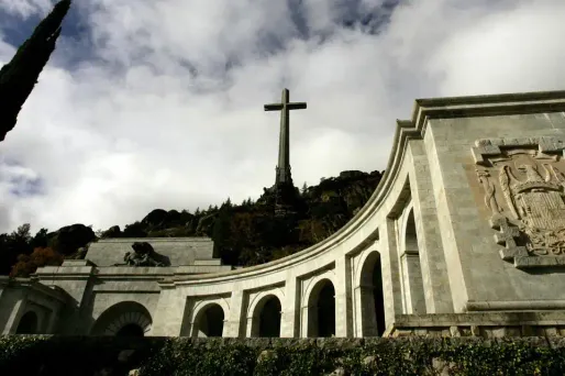 Franco est inhumé près de l'autel de la basilique surmontée d'une croix de pierre de 150 mètres de haut.