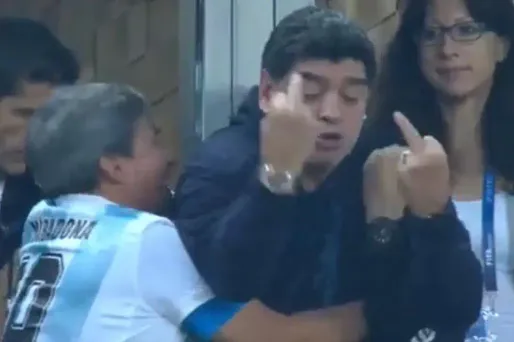 Maradona doigt d'honneur 1280